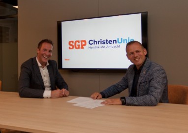 Hendrik-Ido-Ambacht - De beide voorzitters, Robert Jan de Leede (links) van de SGP en Jan Dorst van de ChristenUnie, ondertekenen de samenwerkingsovereenkomst. Foto: SGP-ChristenUnie Hendrik-Ido-Ambacht - De beide voorzitters, Robert Jan de Leede (links) van de SGP en Jan Dorst van de ChristenUnie, ondertekenen de samenwerkingsovereenkomst. Foto: SGP-ChristenUnie